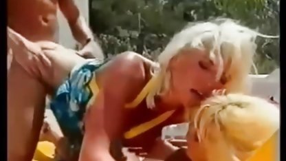 او سپس حذف حوله و زانو زده به کیر بزرگ زن به عنوان فیلمسکسی خفن محض